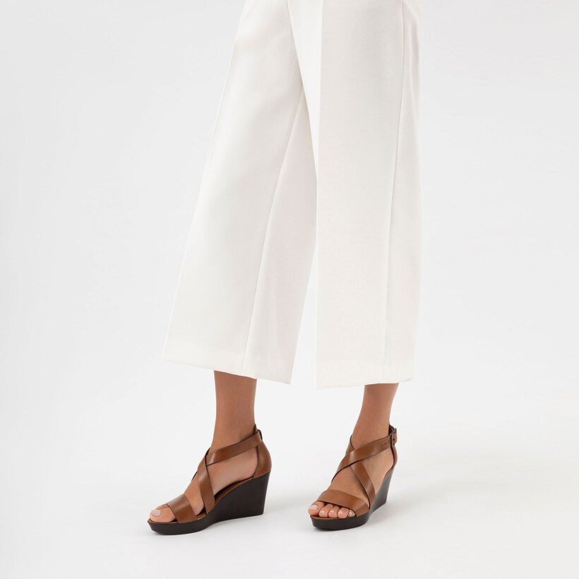 hnedé klinové sandále s bielymi culottes